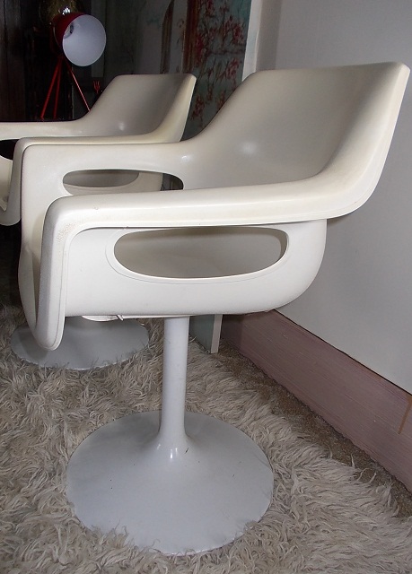 Hobnobs - Pair of Cream Tulip Based Bucket Seats picture 1